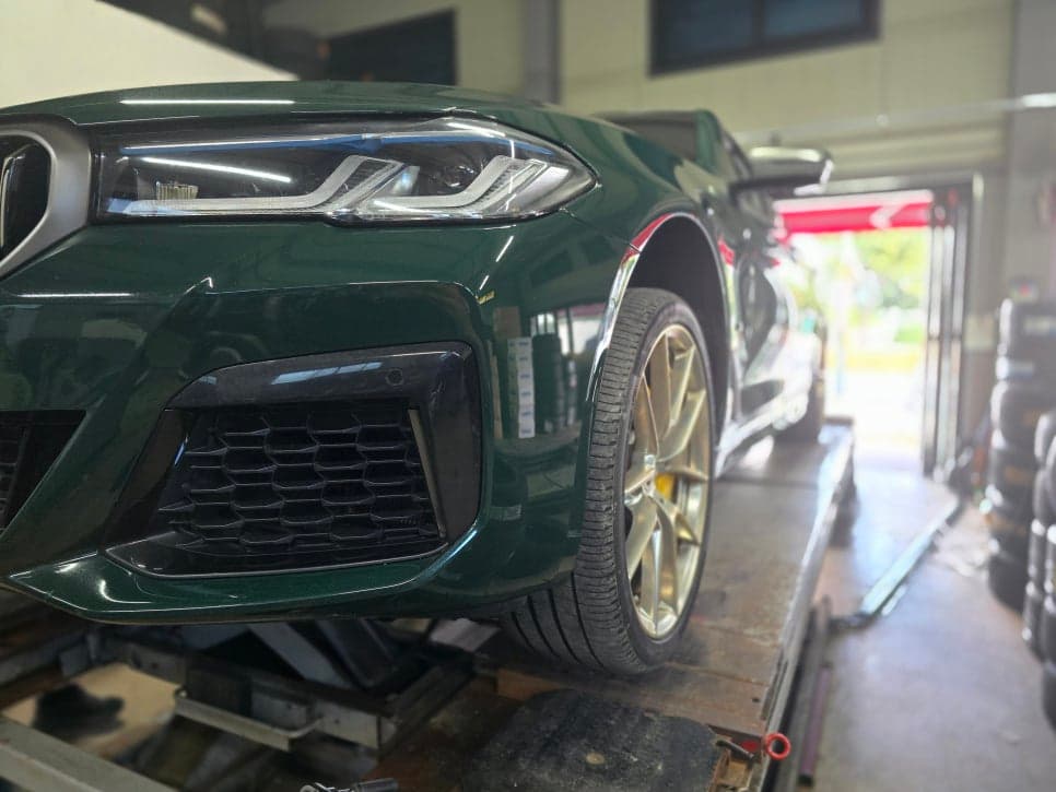 BMW M550i 타이어 교체 작업 차량